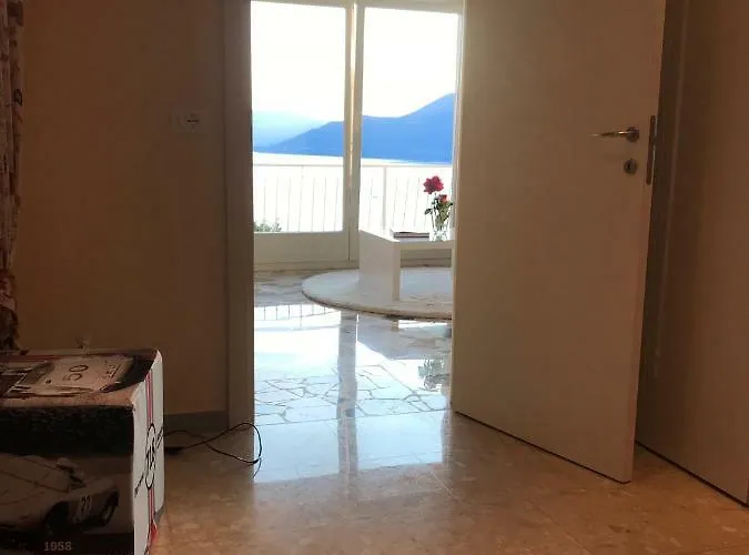 Апартаменты Moderne Mit Traumseeblick Maggiore *